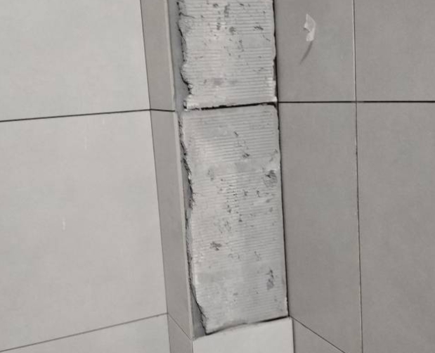 迎泽瓷砖空鼓维修公司分享下瓷砖施工前基层浇水润湿程度不足，可能导致以下问题